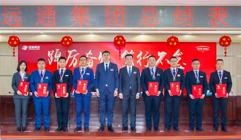 集團副總裁武強同志、總裁助理崔洪義頒發(fā)卓越店總獎