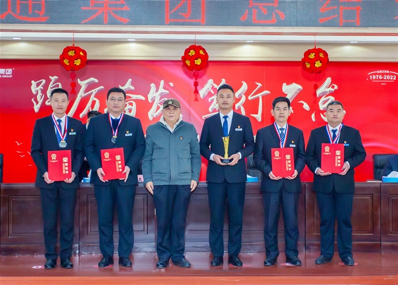 市派“紅領(lǐng)書記”寧云龍頒發(fā)先進黨支部和優(yōu)秀共產(chǎn)黨員獎