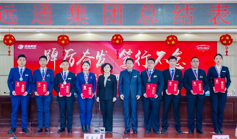 集團副總裁薛靈芝、李勇頒發(fā)卓越店總獎