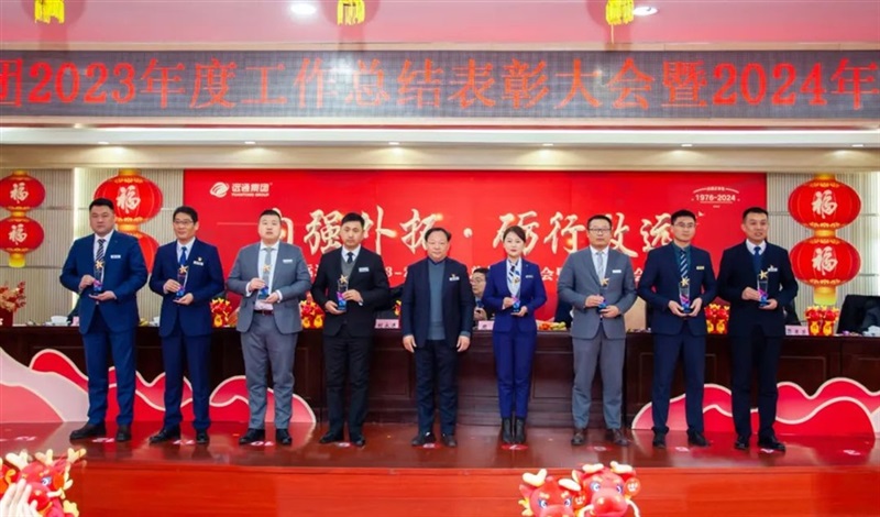 集團(tuán)副總裁劉永連  為二手車先鋒獎(jiǎng)、維修先鋒獎(jiǎng)?lì)C獎(jiǎng)