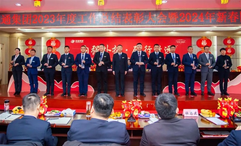 后市場(chǎng)營(yíng)管中心總經(jīng)理單剛  為后市場(chǎng)運(yùn)營(yíng)突出貢獻(xiàn)獎(jiǎng)?lì)C獎(jiǎng)