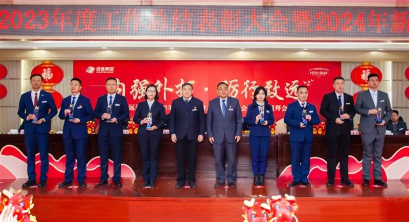 集團(tuán)副總裁楊成斌、王保友  為新能源先鋒獎(jiǎng)、新媒體營(yíng)銷獎(jiǎng)?lì)C獎(jiǎng)
