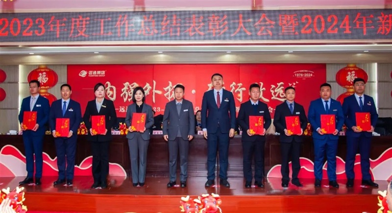集團(tuán)副總裁李勇、武強(qiáng)  為卓越店總頒獎(jiǎng)
