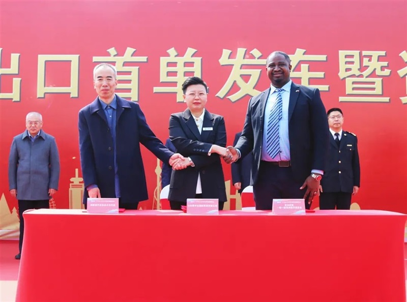  遠(yuǎn)通集團(tuán)與阿聯(lián)酋汽車協(xié)會、尼日利亞“一帶一路”促進(jìn)會簽訂二手車出口協(xié)議。
